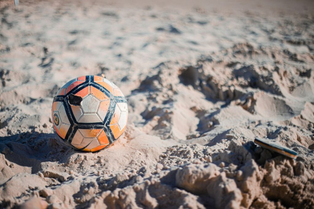 Pallone da beach soccer sulla sabbia